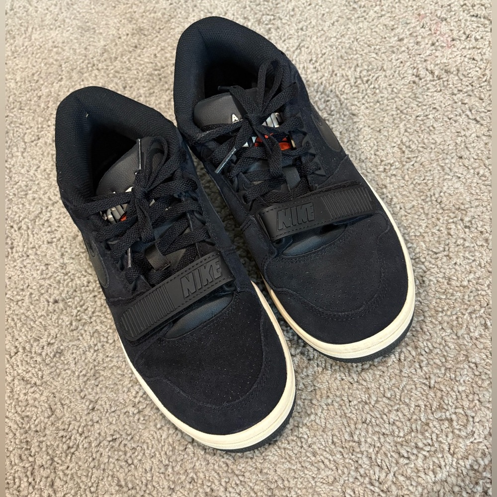 Men’s NIKE Air Force Black Low-Top sneakers